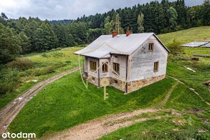 Widokowe siedlisko z domem i bud. gosp