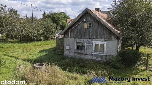 Stary dom drewaniny do rozbiórki w centrum Jedwabna