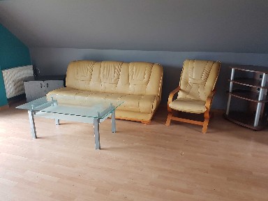 Całkowity koszt 1600+prąd wg licznika, piętro w domku, osobne wejście, okolica Mniszek,bez kaucji prowizji dodatkowych kosztów,ogrzewanie w cenie
