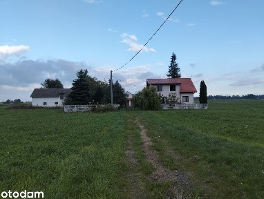 Dom na wsi z budynkami gospodarczymi pod działalność