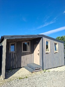Dom modułowy całoroczny. Elewacja termo świerk szczotkowany. 53m2 powierzchnia zabudowy.