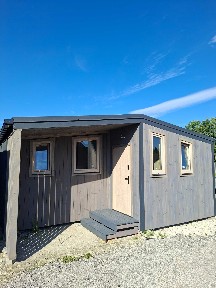 Dom modułowy całoroczny. Elewacja termo świerk szczotkowany. 53m2 powierzchnia zabudowy.
