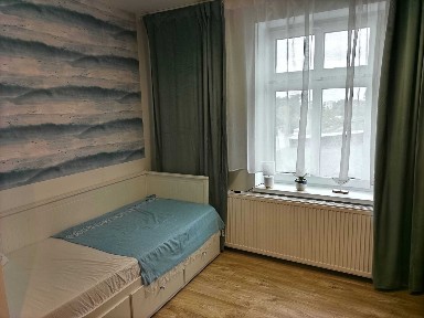 Urocza tania kawalerka dla singla, Centrum