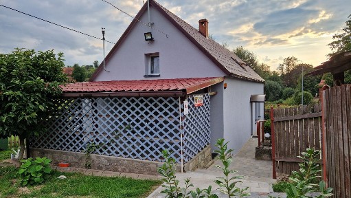 Sprzedam niewielki,jednopiętrowy,wolnostojący dom po termomodernizacji.