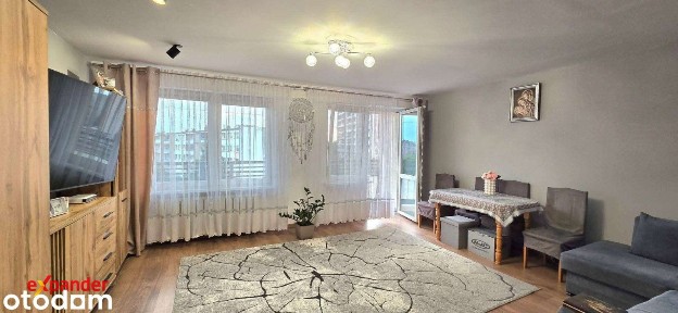 Trzypokojowe z balkonem i oddzielną kuchnią