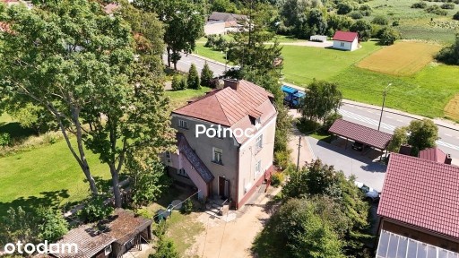 Zabytkowa kamienica w Rajgrodzie nieopodal jeziora