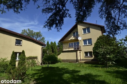 Dwupiętrowy dom z garażem i budynkiem | Ogród