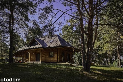 Dom nad jeziorem z linią brzegową. Bezpośrednio