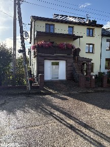 Dom wielorodzinny z 4 mieszkaniami, 2 garażami i ogrodem - inwestycja
