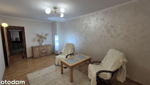 słoneczne w spokojnej okolicy z miejscem parkingowym i światłowodem