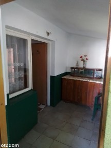 Dom wolnostojący z zabudowaniami gospodarczymi.