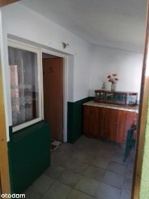 Dom wolnostojący z zabudowaniami gospodarczymi.