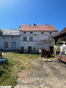 Dom z zabudowaniami gospodarczymi