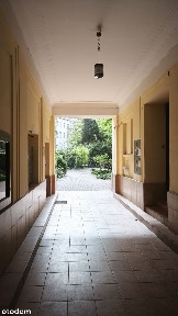 klimatyczna kawalerka z oddzielną kuchnia z oknem, balkon, kamienica
