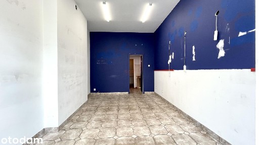 Lokal z witrynami przy ruchliwej ulicy.