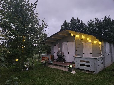 Działka z CAŁOROCZYNYM domkiem rekraacyjnym, plus SAUNA i widokiem na las,blisko morza i jezior.