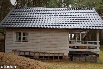 Mały biały domek na dużej działce w Kaliszu Kaszubskim