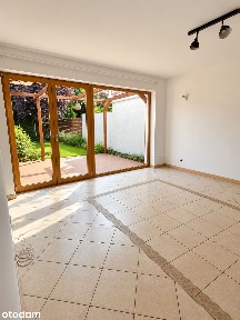 Dom szeregowy z garażem w spokojnej okolicy