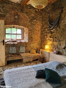 Sudecki dom, duża działka, góry i funkcjonujący biznes.