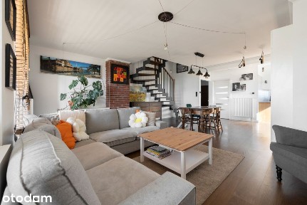 Przestronny salon z wyjściem na słoneczny balkon