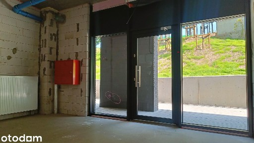 Lokal usługowy na parterze z witryną