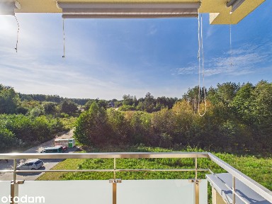 Salon z aneksem + garderobą + balkon - niespotykany widok na zieleń