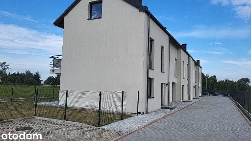 Nowoczesny skrajny segment wśród zieleni koło Góry Kalwarii.