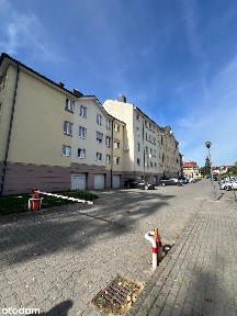 Komfortowa kawalerka z balkonem i oddzielna kuchnią, wysoki standard.
