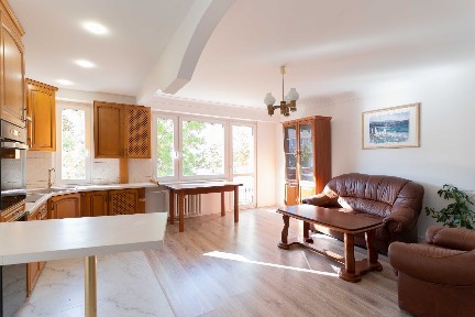 Do wynajęcia mieszkanie (4 pokoje, balkon, piwnica)