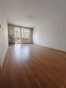 Na sprzedaż mieszkanie dwupokojowe 47 m kw. Parter dwa pokoje duża piwnica niski blok osiedle Kalinowe.