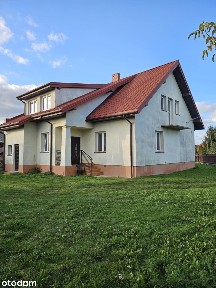 Dom wolnostojący z garażemi w cichej okolicy.