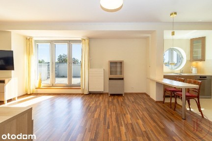 Taras 41,86 m2 z garażem i komórką w cenie