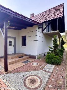Dom z 2 niezależnymi wejściami