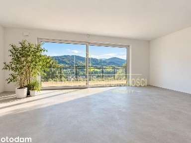 apartament z panoramicznymi okami z widokiem na pasmo gór