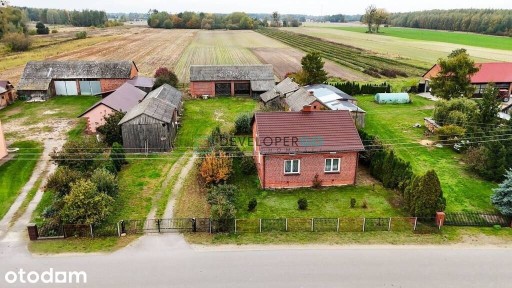 Gospodarstwo rolne z budynkami gospodarczymi na dużej działce