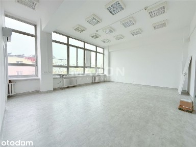 Piękne wysokie biuro loft poindustrialny budynek