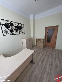 Pomieszczenia biurowe 12m2, 23m2, 45m2.