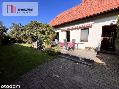 Przestronny dom rodzinny w otoczeniu zieleni