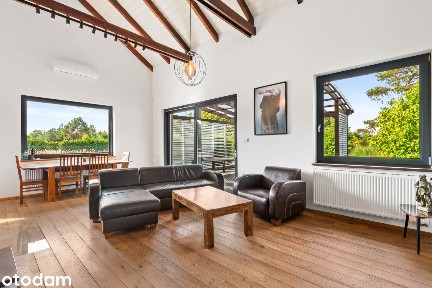 Przestronny dom przy lesie, wysoki salon, działka 1106 m²