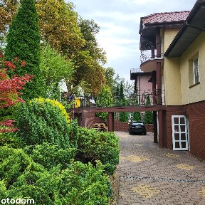 Wolnostojący dom z widokiem na rzekę i panoramę miasta