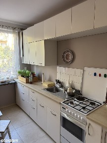 2-pokojowe mieszkanie, oddzielna kuchnia, balkon.