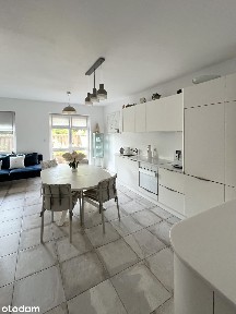 Dom do zamieszkania, otoczony zielenią
