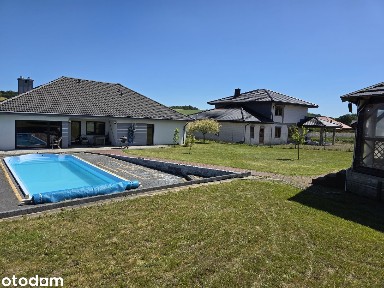 Dom z basenem i garażem pod miastem