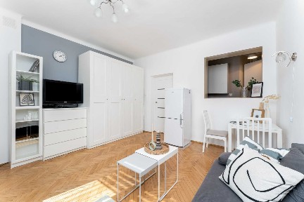 Kawalerka z osobnym aneksem kuchennym i widokiem na Plac Centralny | Centrum C