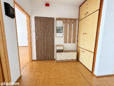 Mieszkanie na parterze o pow. 56 m2 z balkonem, piwnicą i garażem.