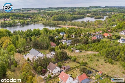 Dom w sąsiedztwie lasu i jeziora.
