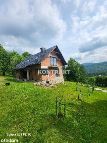 Dom w górach otoczony lasem w Porąbce