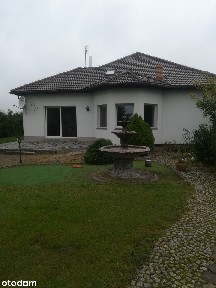 Wolnostojący dom z garażem i strychem użytkowym.