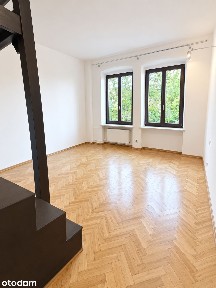 Ciche w otoczeniu drzew z dobrym klimatem.