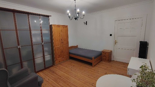 3 pokoje 80m2 w zadbanej kmienicy na śrudmieściu + miejsc parkigowe i duża piwnica